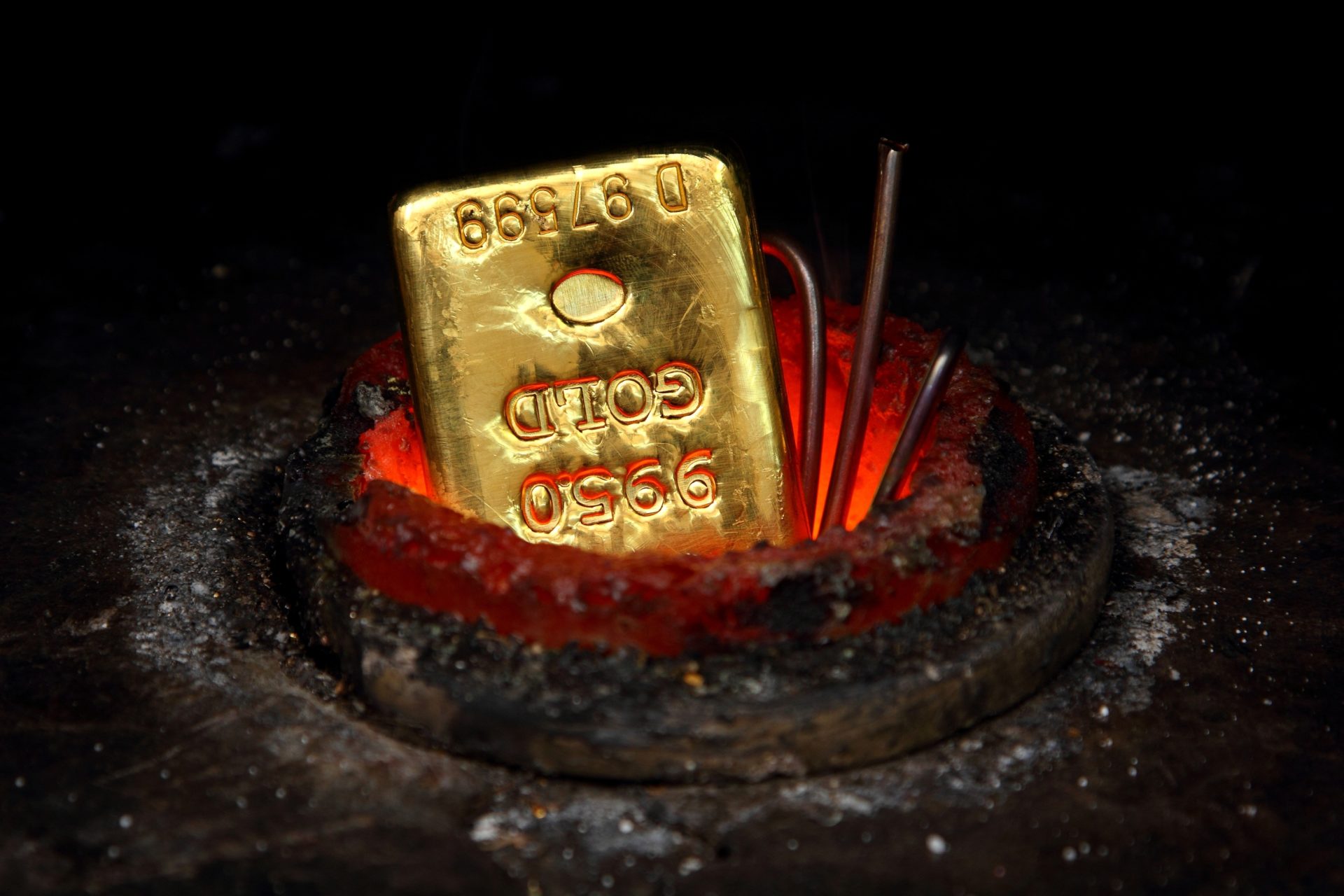 Gold price eyes $2k again